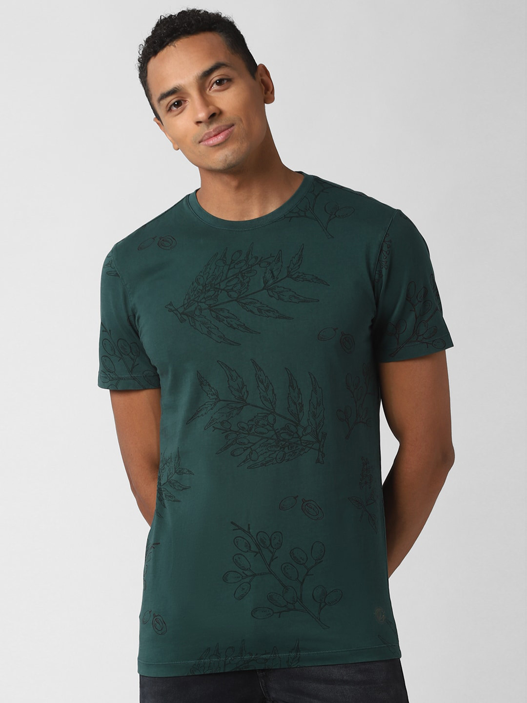 

Peter England Casuals Men Green & Black Pure Cotton Printed Slim Fit T-shirt
