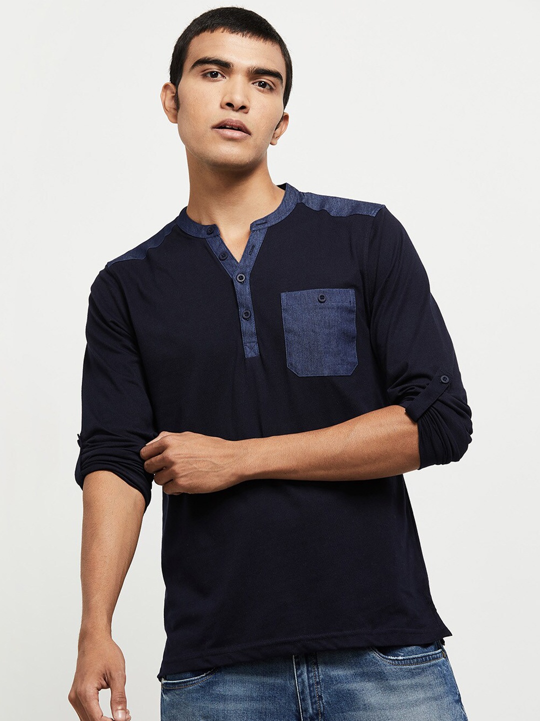 

max Men Blue Henley Neck Pockets T-shirt