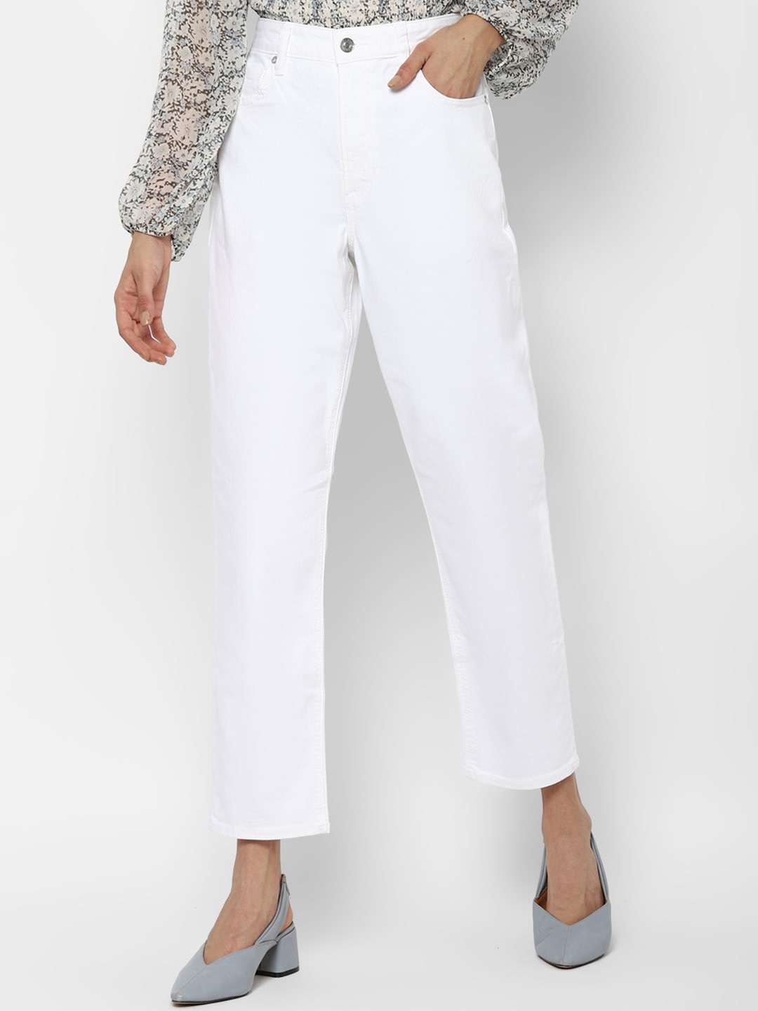 

AMERICAN EAGLE OUTFITTERS Women White High- Rise Straight- Fit Jeans