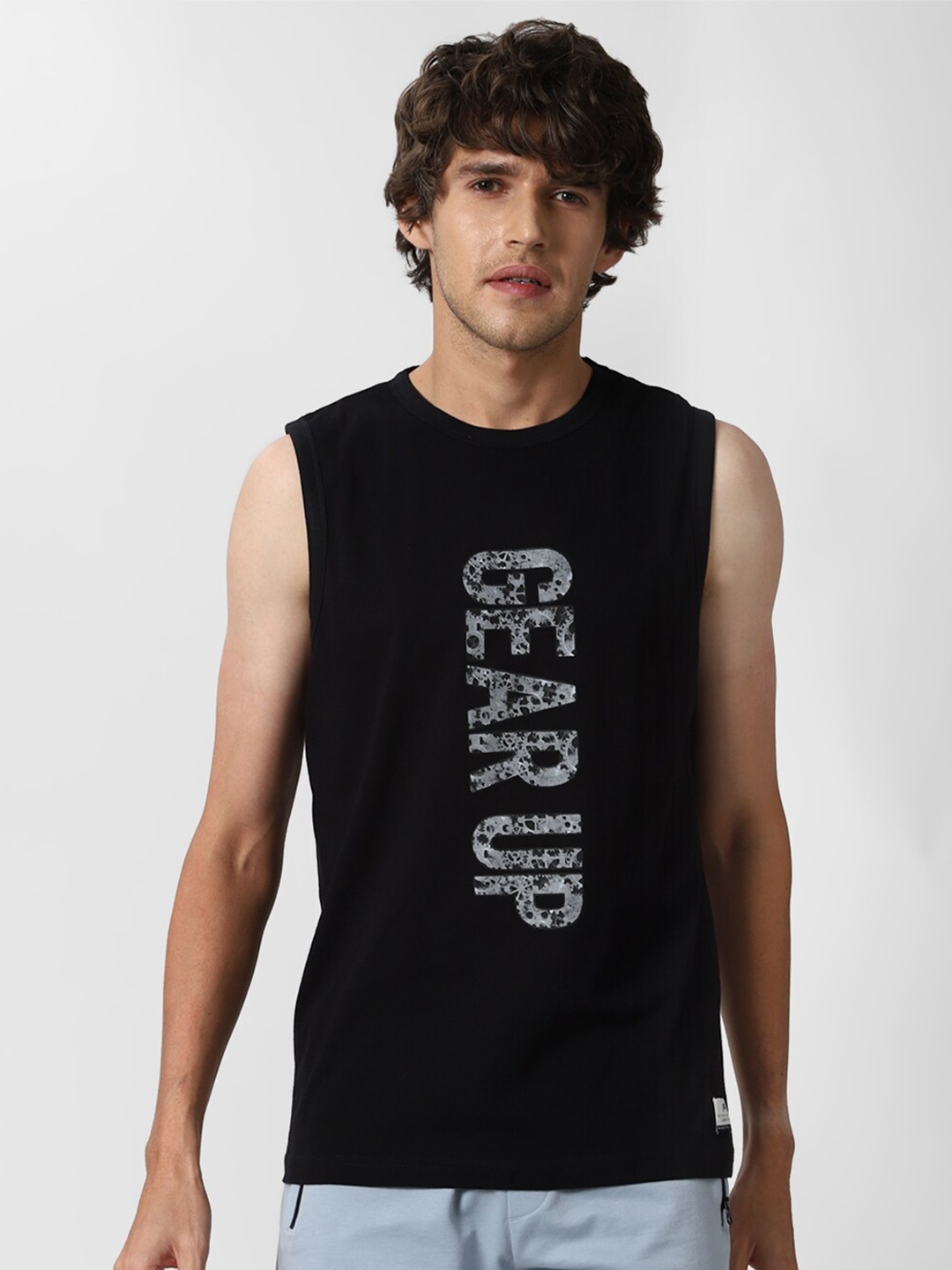

Peter England Casuals Men Black Typography Printed Raw Edge Slim Fit T-shirt