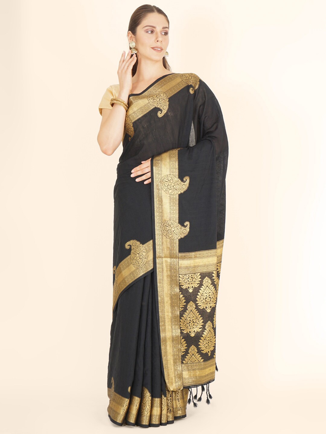 

Bangalore Silk Emporium Black & Gold-Toned Paisley Zari Linen Blend Kanjeevaram Saree
