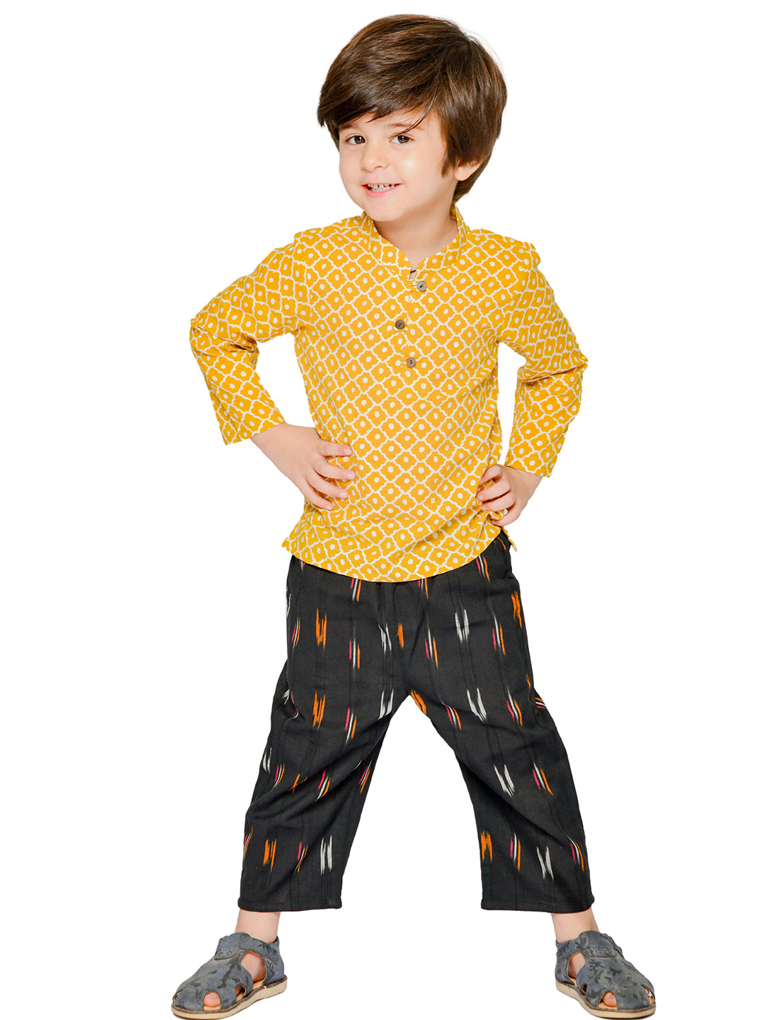 

Tiny Bunnies Unisex Kids Yellow & Black Printed Top with Pyjamas
