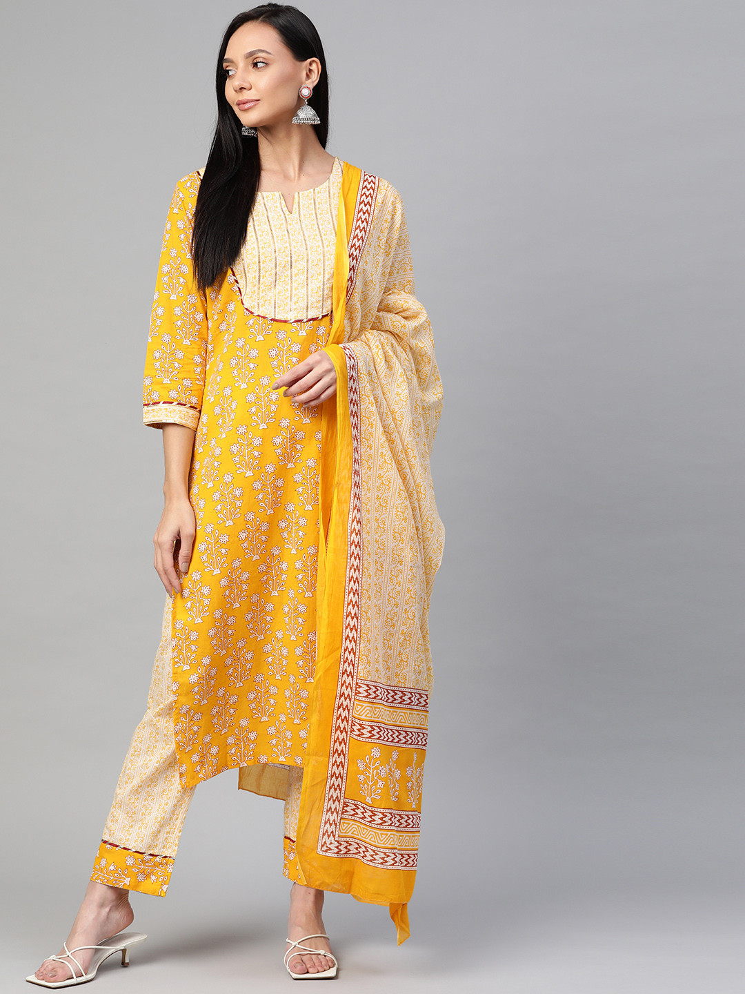 

Readiprint Fashions Women Yellow Floral Printed Regular Gotta Patti Pure Cotton Kurta Set