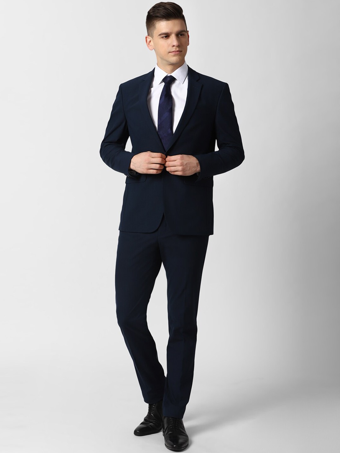 

Peter England Elite Men Navy Blue Solid 2 Piece Suit