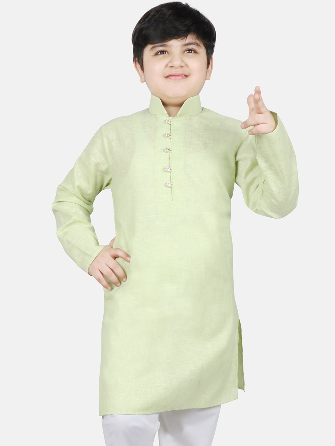 

SG YUVRAJ Boys Green Cold-Shoulder Sleeves Thread Work Raw Silk Raw Silk Kurta