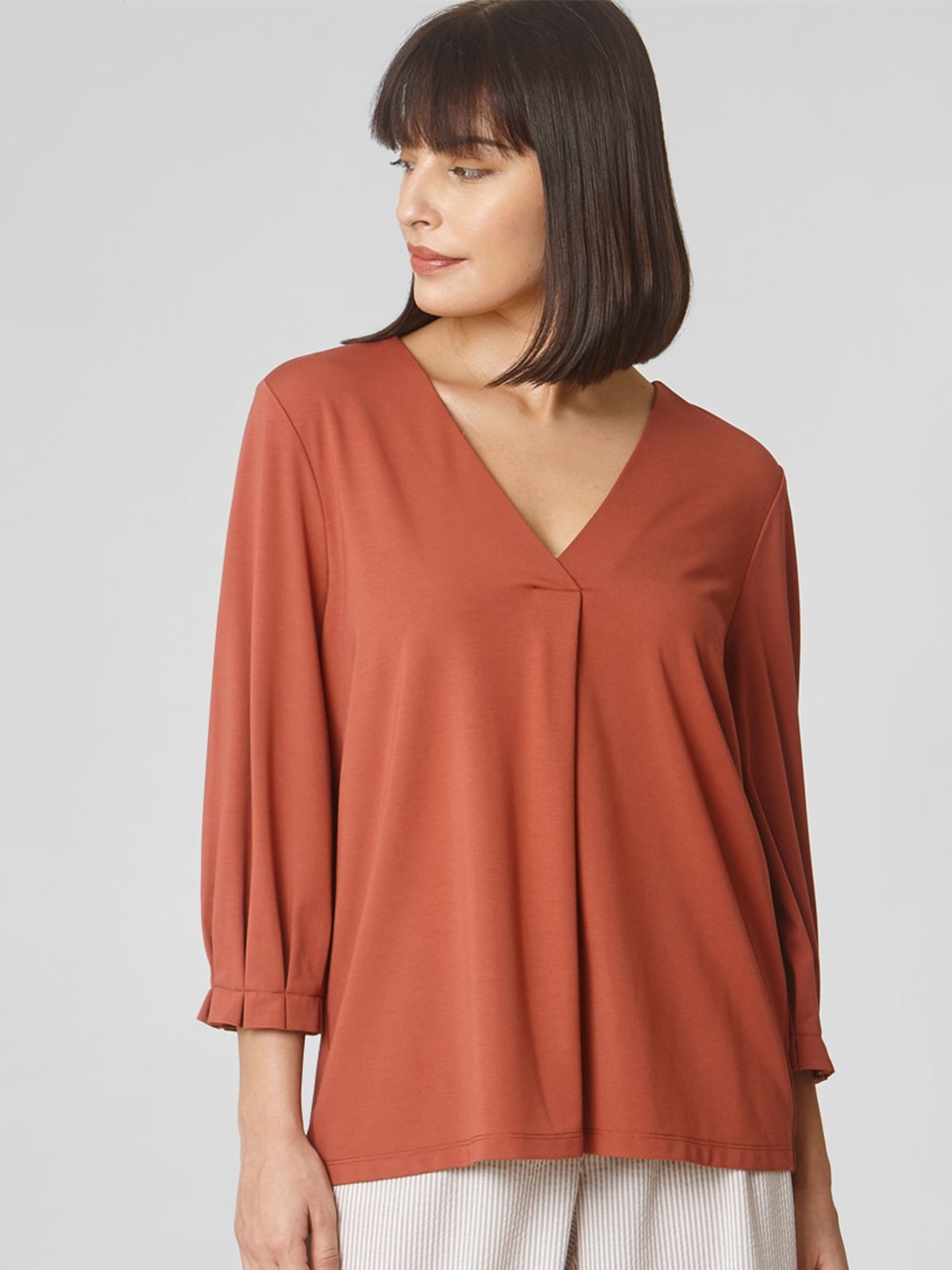 

Vero Moda Red Solid Regular Top