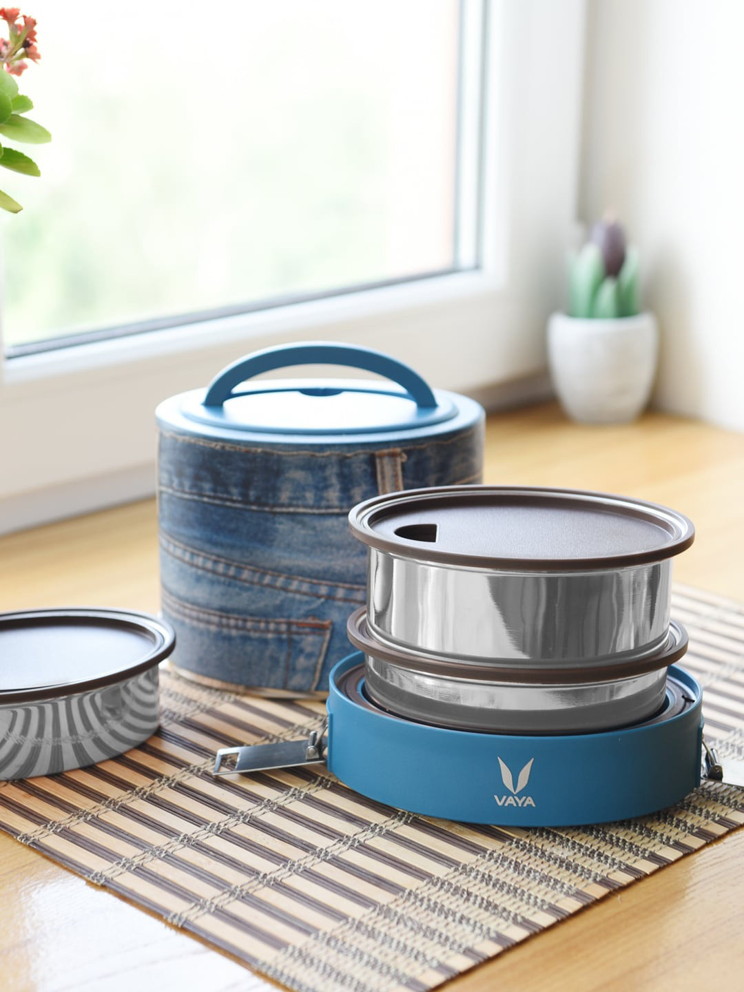 

Vaya Blue Solid Lunch Box