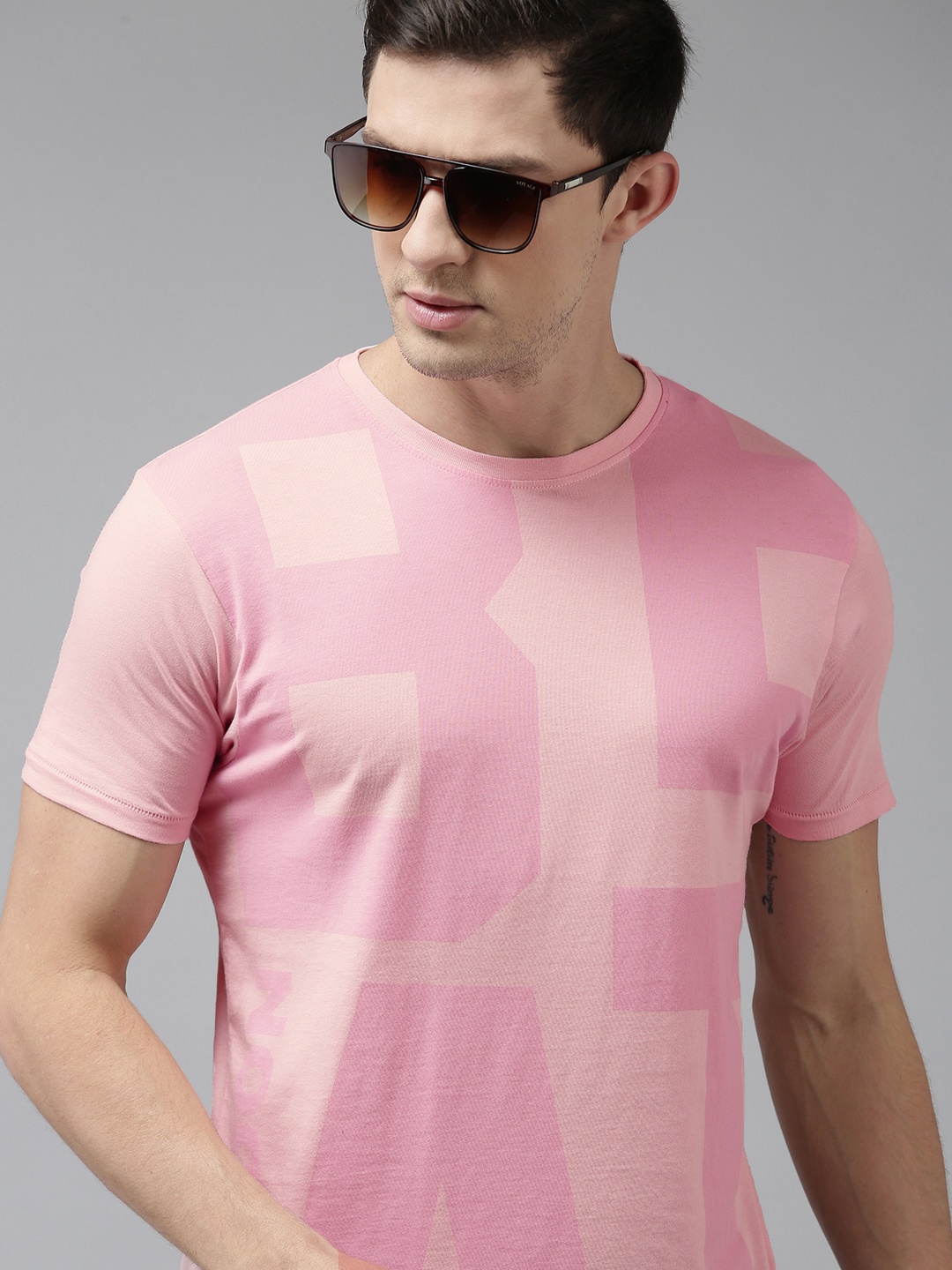

BEAT LONDON by PEPE JEANS Men Pink Graphic Printed Slim Fit Pure Cotton T-shirt