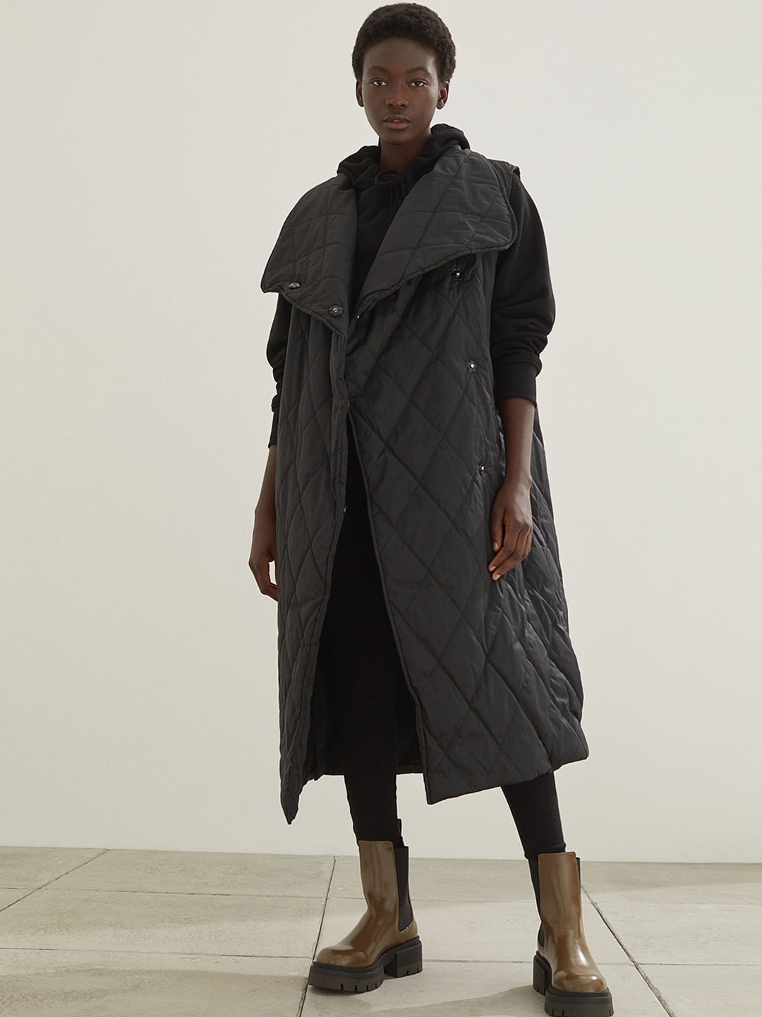 

H&M Women Black Quilted Gilet