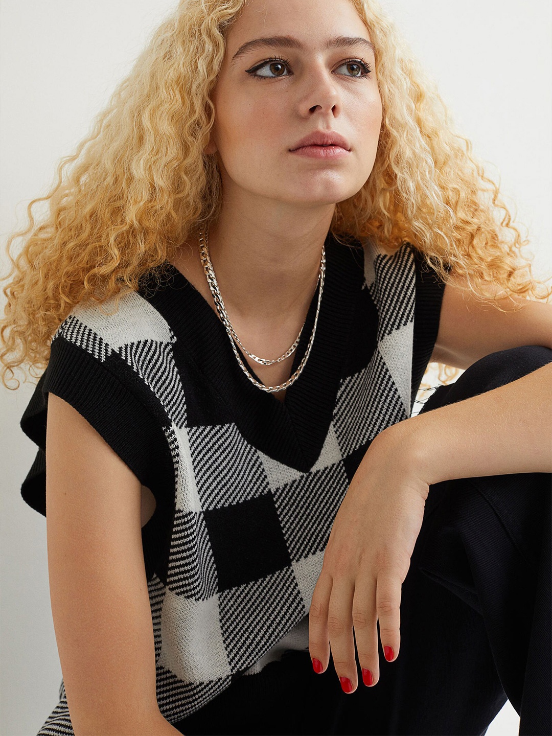 

H&M Women Black & White Knitted Sweater Vest