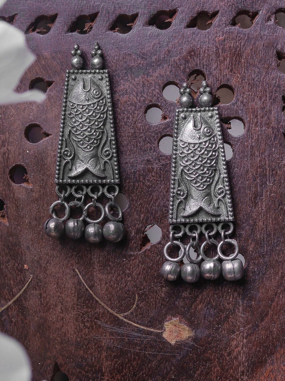 

DIVA WALK Silver-Toned Contemporary Drop Earrings