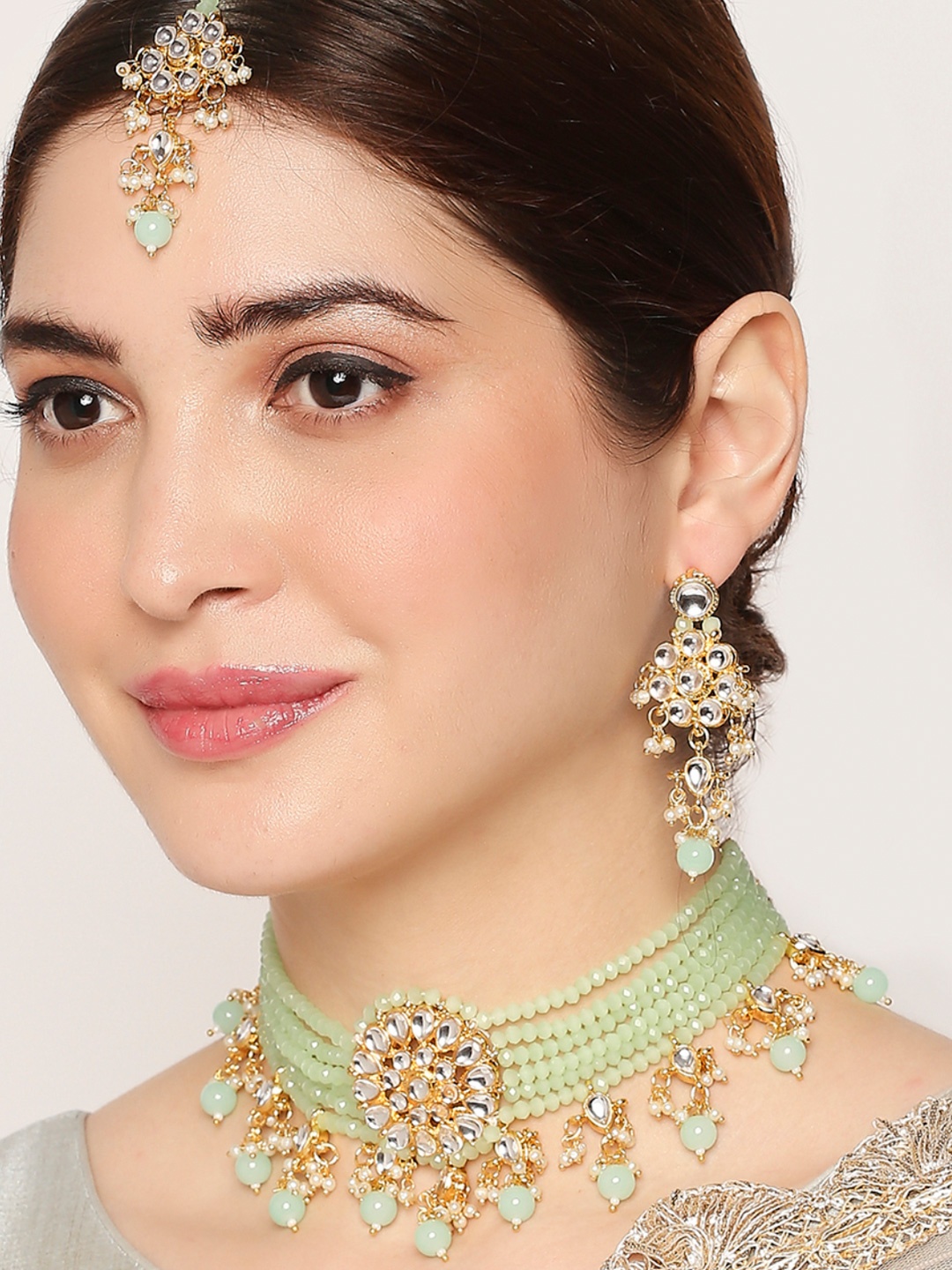 

OOMPH Women Green Ethnic Choker Necklace Set with Matching Earrings & Manngtikka
