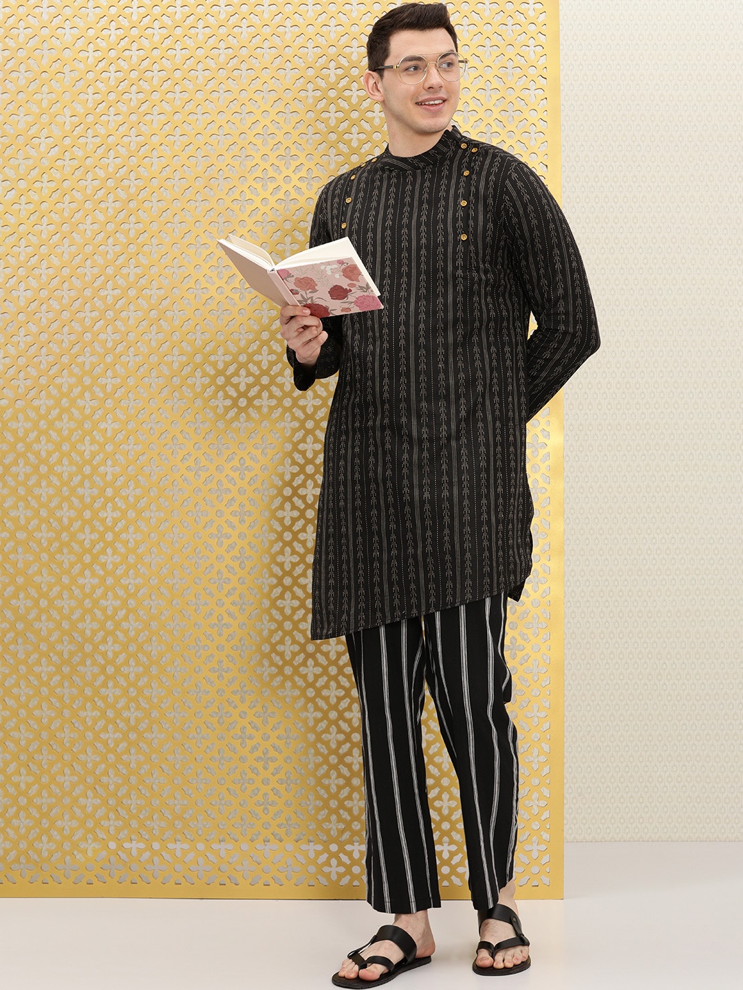 

Ode by House of Pataudi Men Black Printed Kurta with Trousers