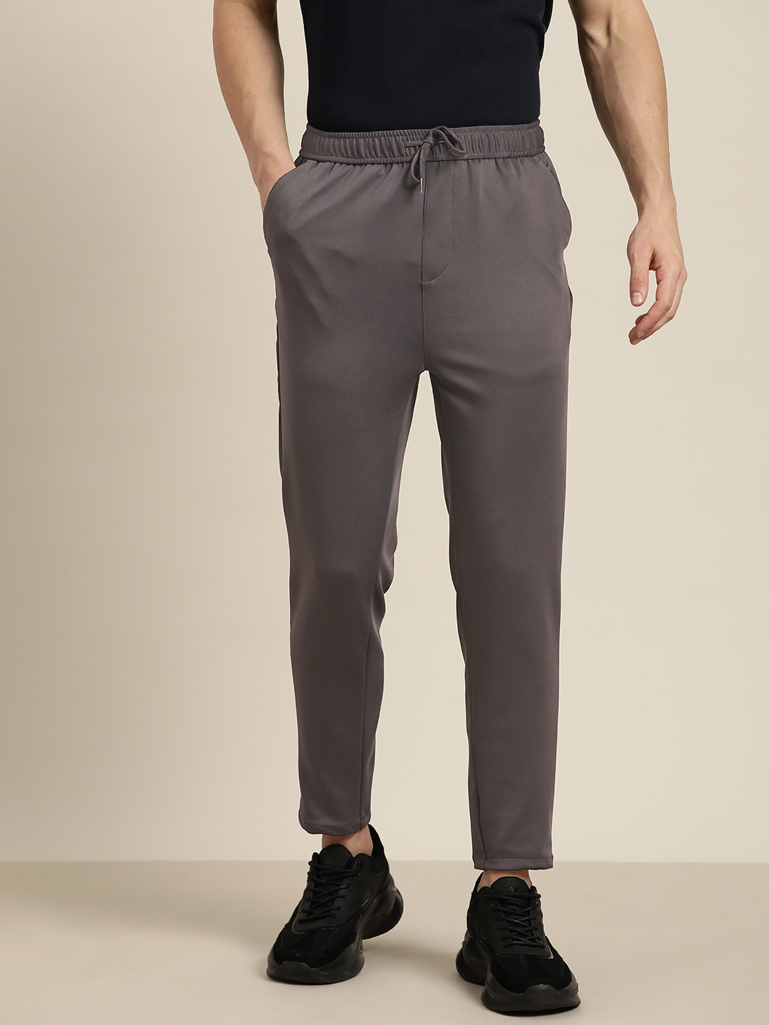 

Invictus Indoor Men Grey Slim Fit Solid Mid Rise Trousers