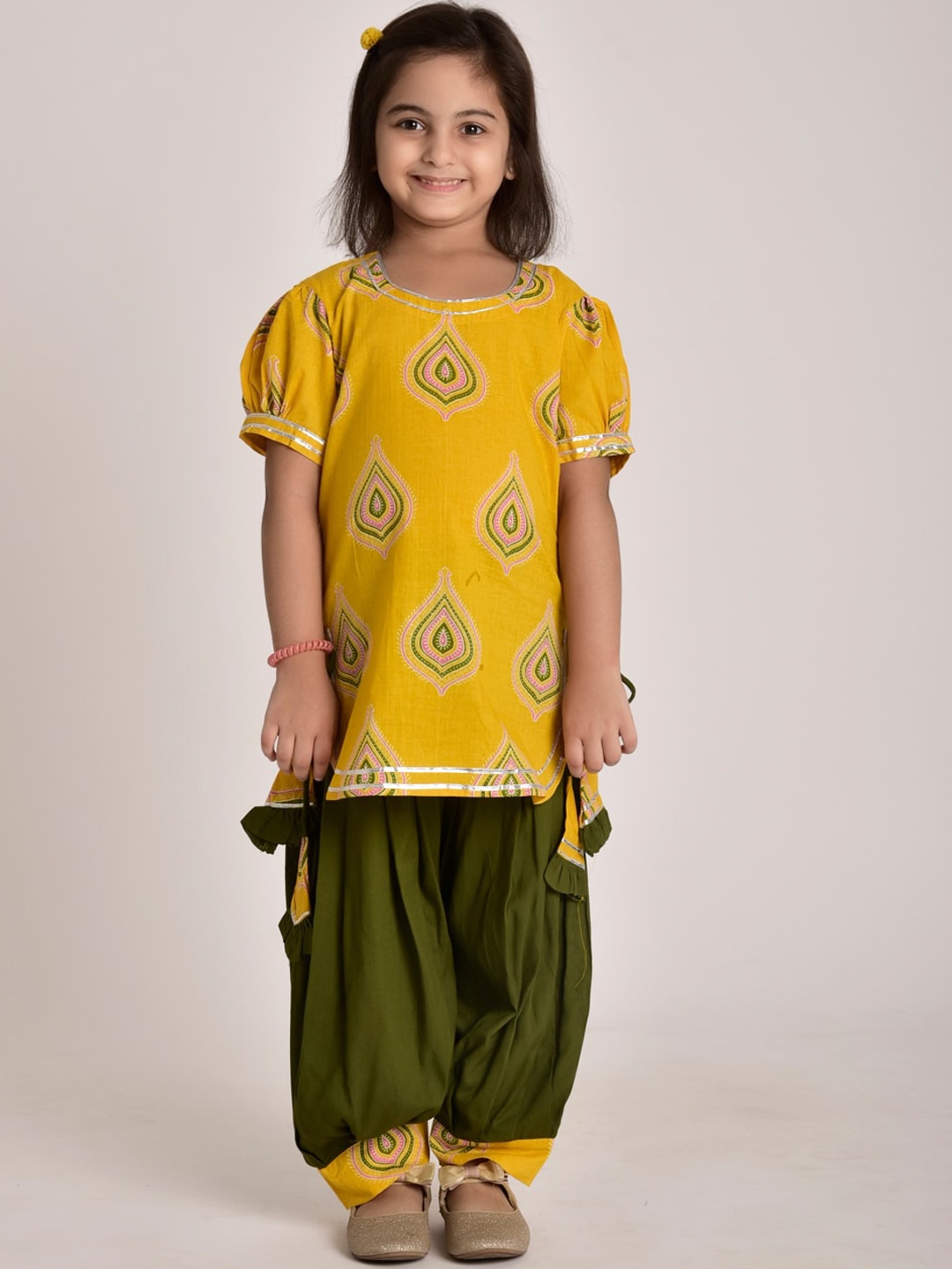 

CUTE LEMONS Girls Yellow Ethnic Motifs Printed Regular Gotta Patti Pure Cotton Kurta with Salwar