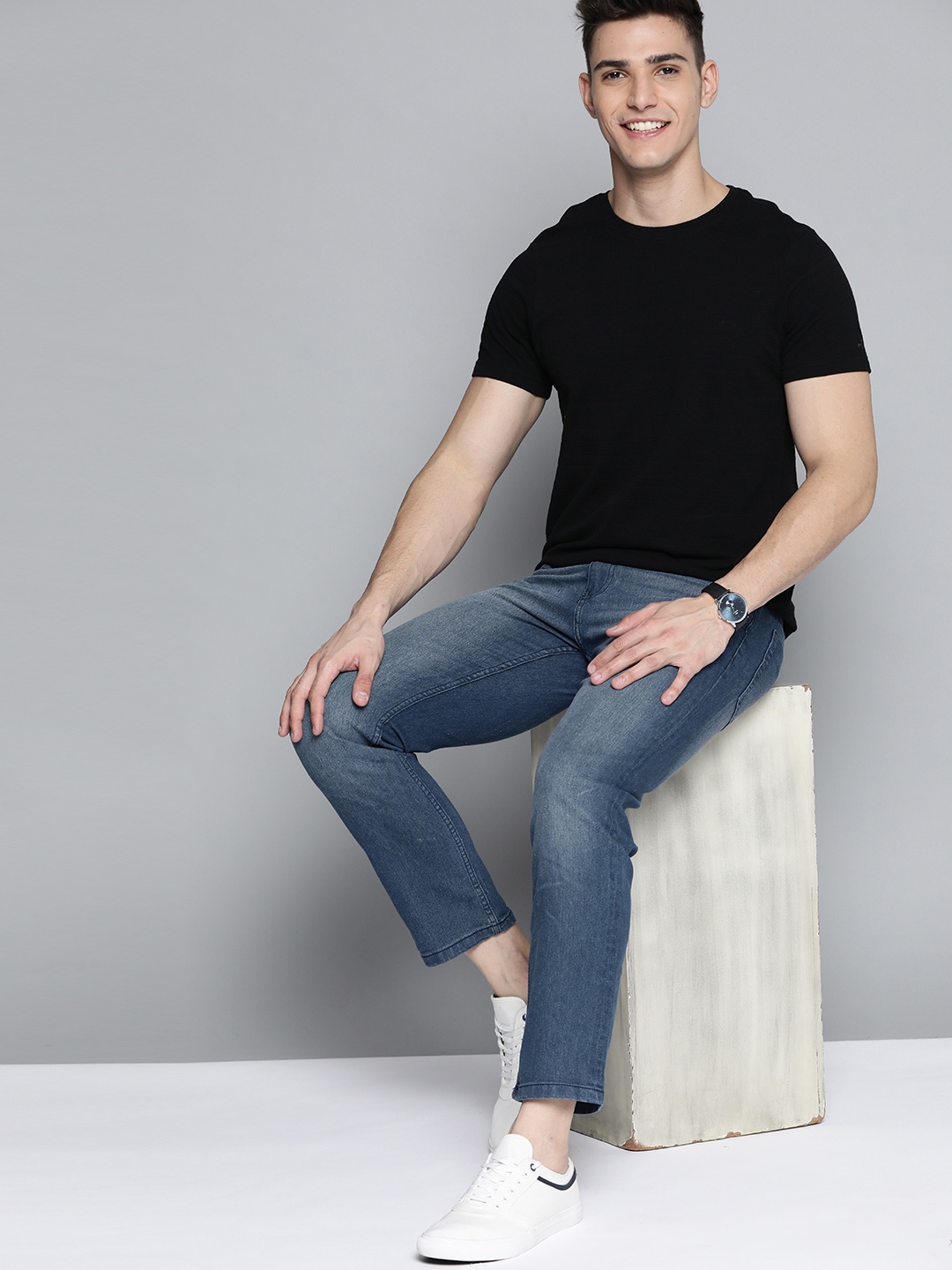 

Mast & Harbour Men Navy Blue Slim Fit Light Fade Stretchable Jeans