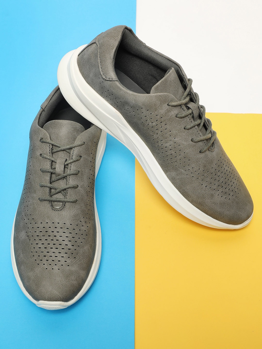 HIGHLANDER Men Grey Perforations Sneakers