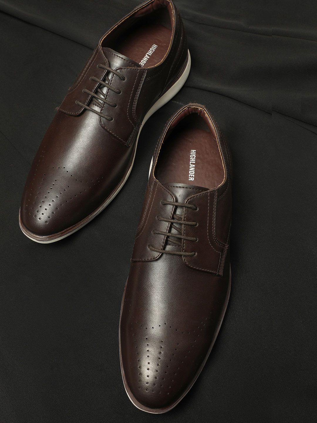 

HIGHLANDER Men Brown Perforations Derbys