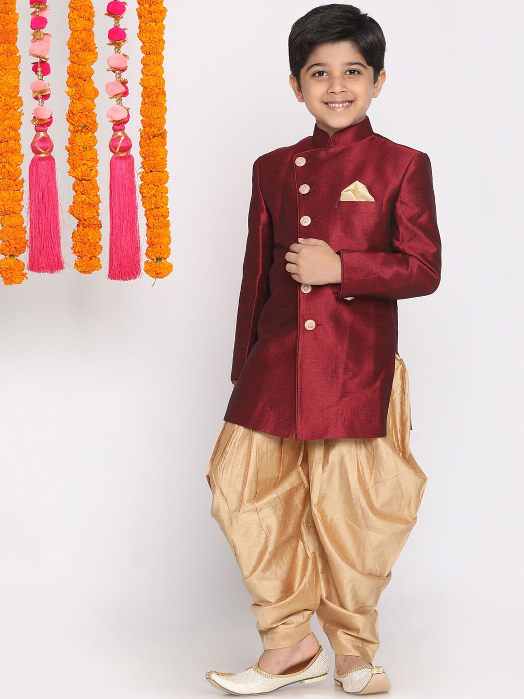 

VASTRAMAY Boys Maroon & Gold-Toned Solid Slim-Fit Sherwani Set