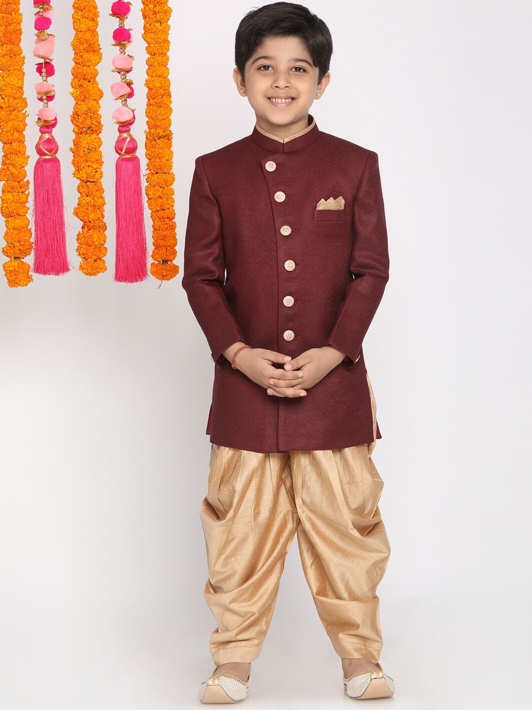 

VASTRAMAY Boys Maroon & Gold-Coloured Solid Slim-Fit Sherwani Set