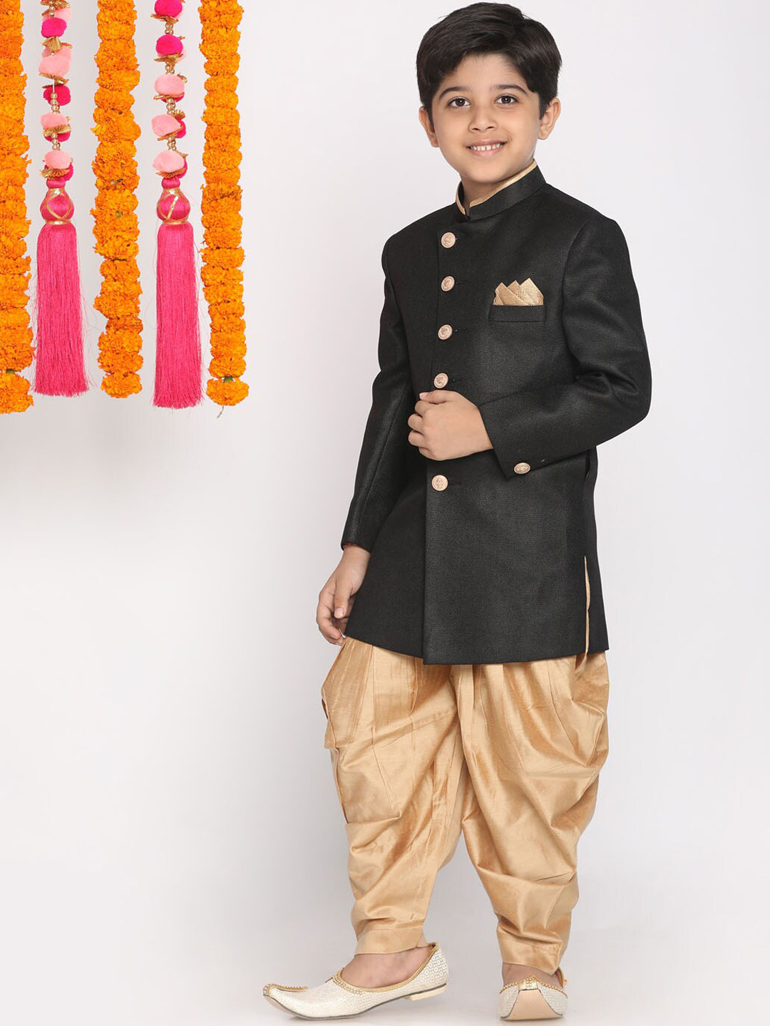 

VASTRAMAY Boys Coffee Brown & Gold-Coloured Solid Slim-Fit Sherwani Set, Black