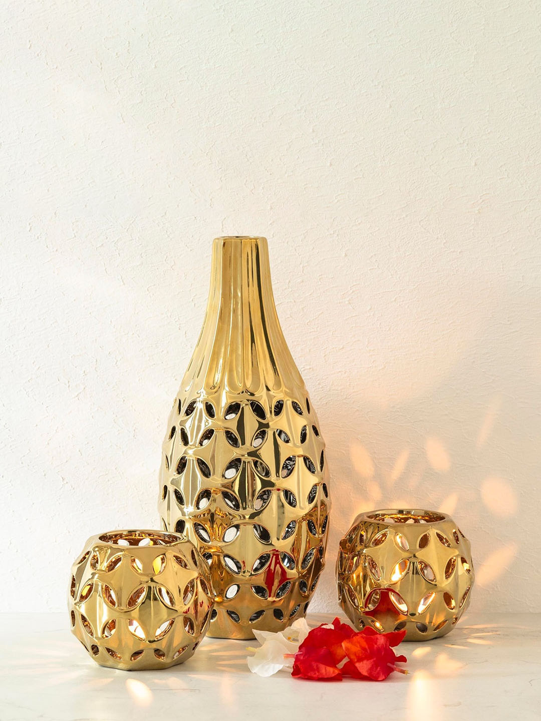 

Home Centre Gold-Toned Cut Worked Ceramic Showpiece Set