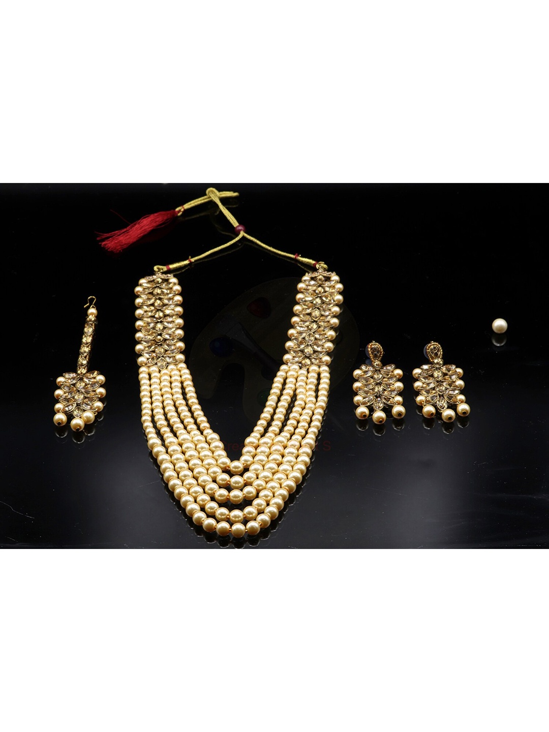 

Mirraw Gold-Plated White Kundan-Studded & Pearl Beaded Jewellery Set