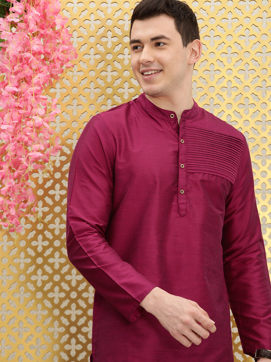 

Ode by House of Pataudi Men Fuchsia Solid Pleated Casual Kurta