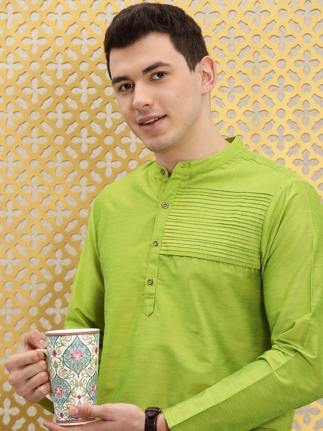 

Ode by House of Pataudi Men Green Dual Tone Solid Pleated Casual Kurta