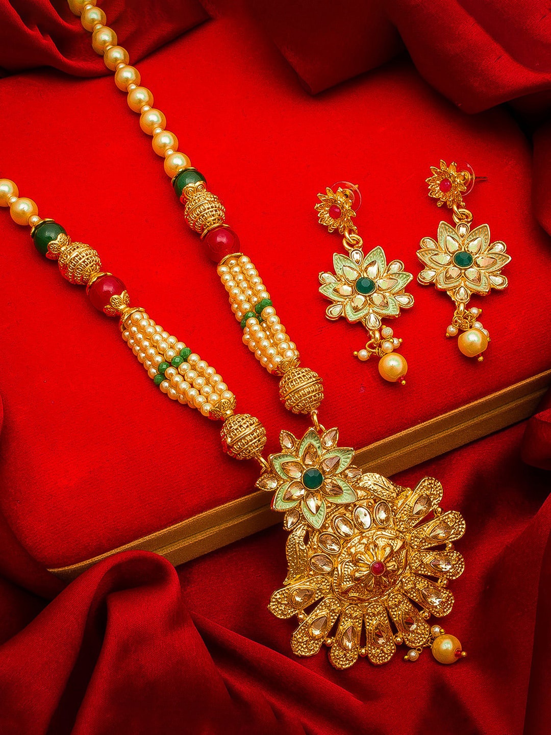 

aadita Gold-Plated & Green Kundan-Studded & Pearl Beaded Jewellery Set
