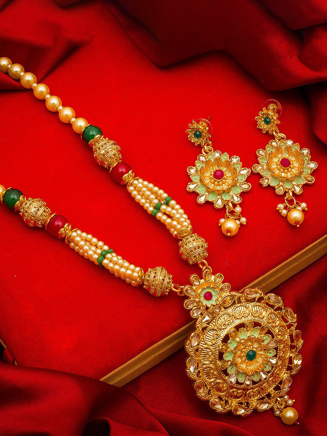 

aadita Gold-Plated & Green Kundan-Studded & Pearl Beaded Jadau Handcrafted Jewellery Set