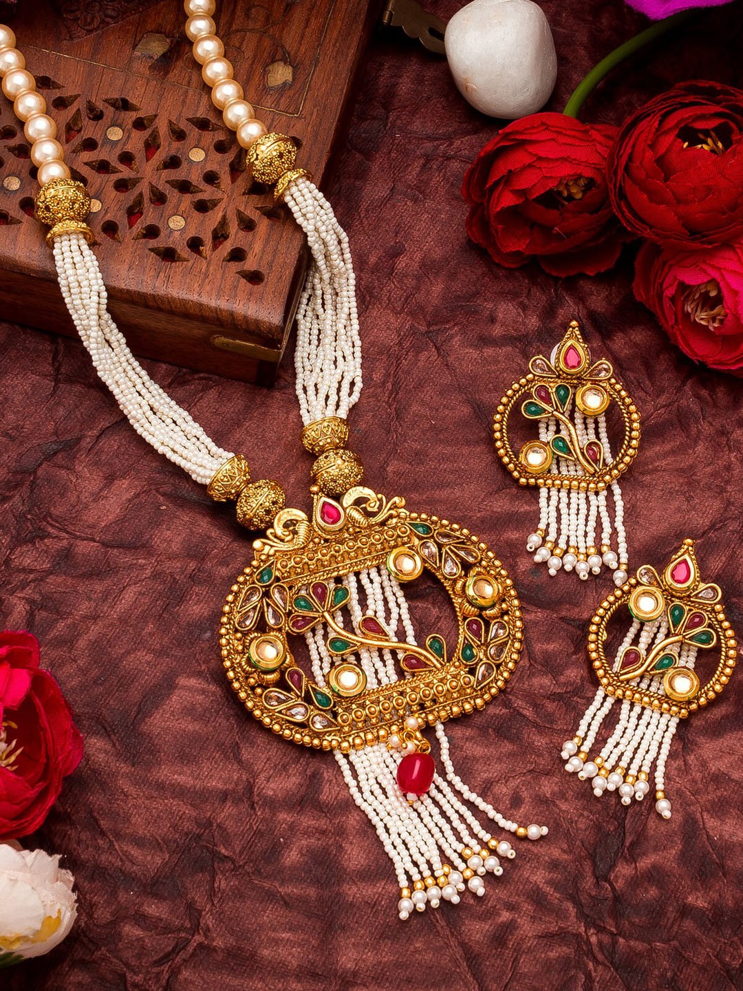 

aadita Gold-Plated White & Pink Kundan-Studded & Pearl Beaded Jewellery Set