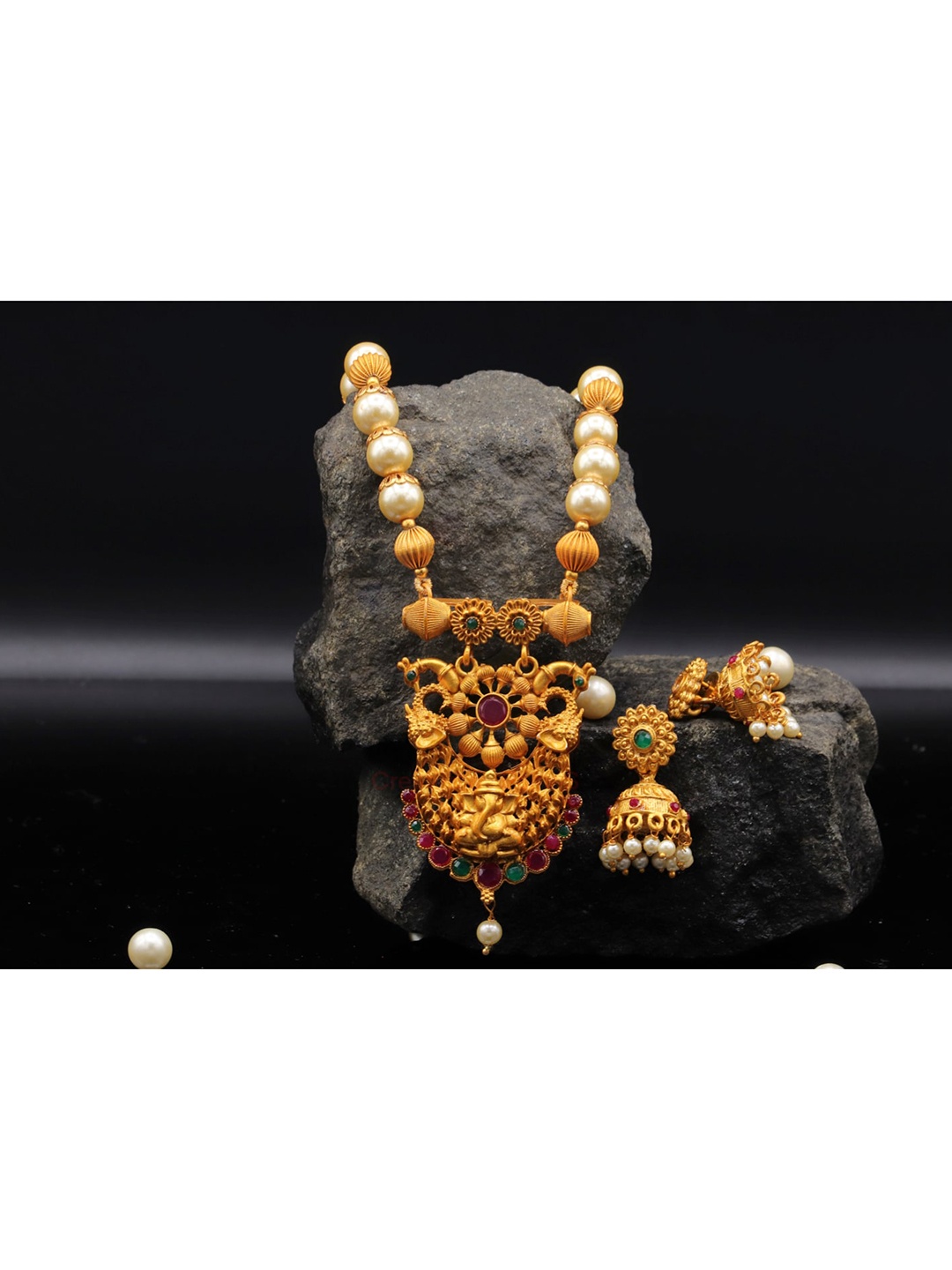 

Mirraw Gold-Plated & Off-White Pearls Beaded Jewellery Set