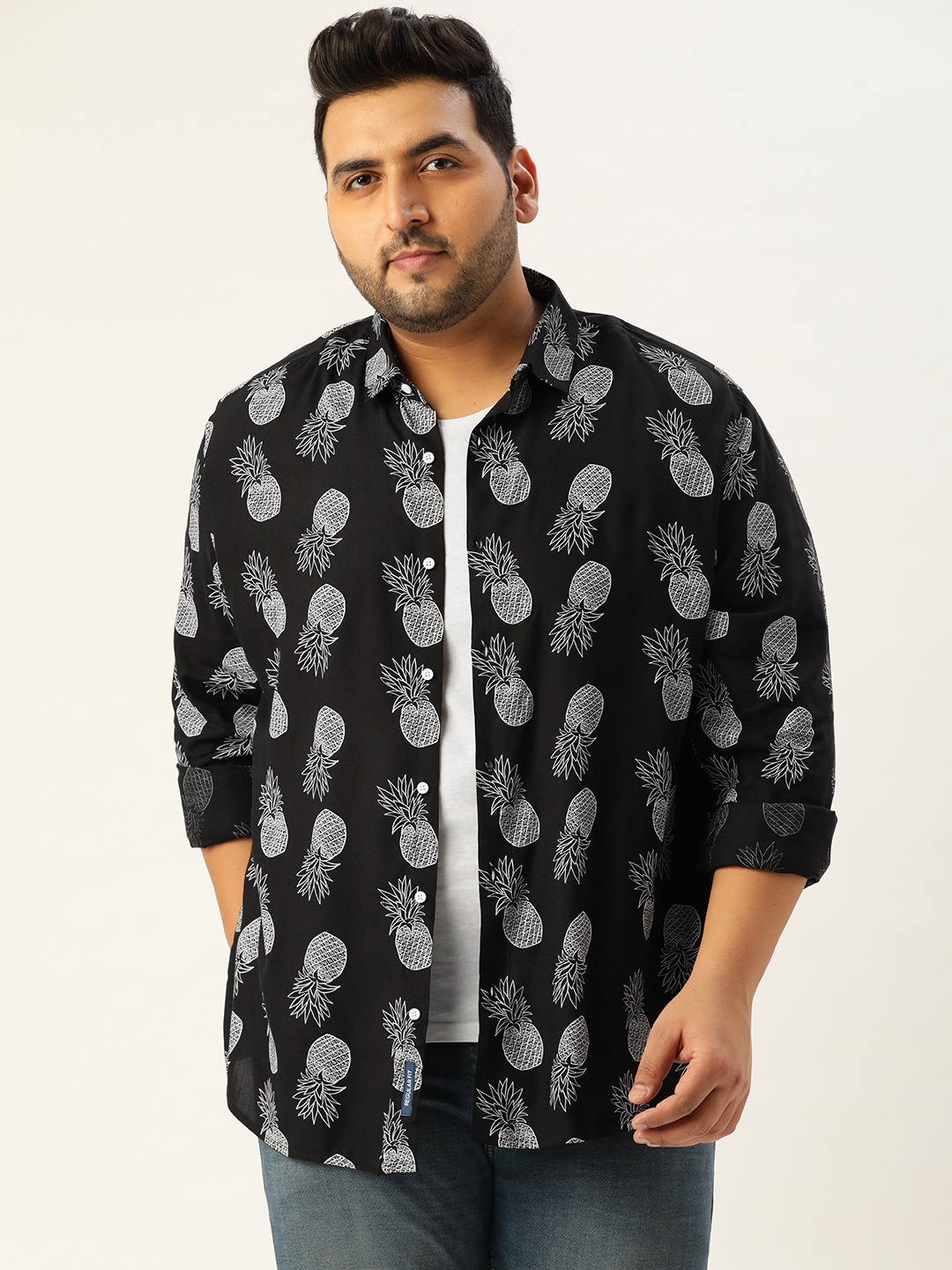 

Bene Kleed Plus Men Black & White Tropical Printed N9 Anti Bacterial Finish Shirt