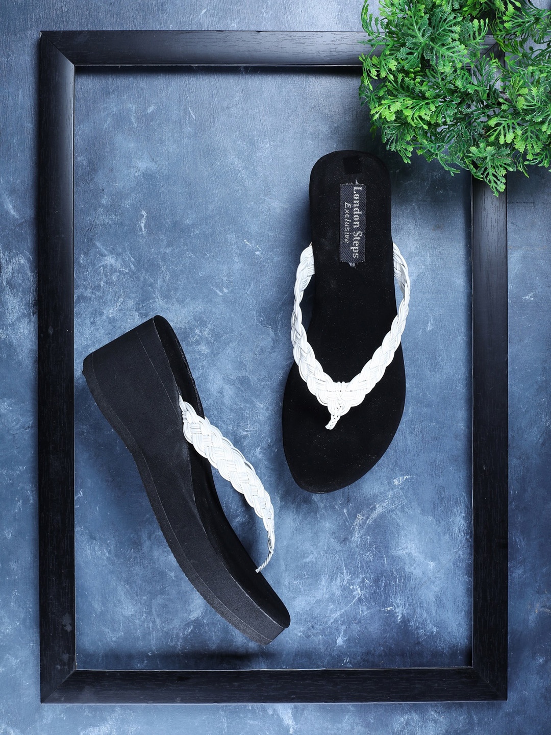 

LONDON STEPS White & Black Wedge Sandals