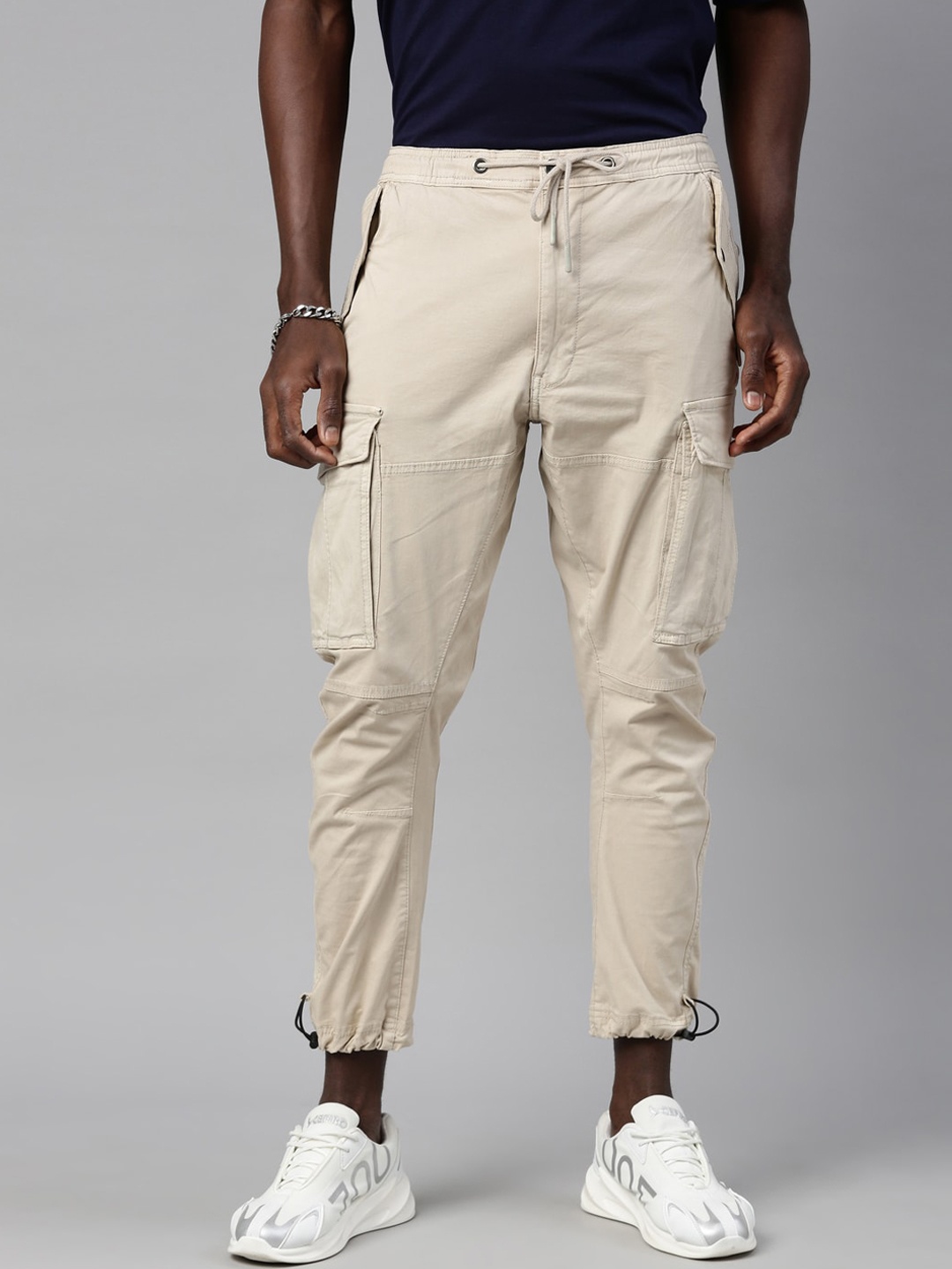 

Breakbounce Men Cream-Coloured Comfort Cargos Trousers