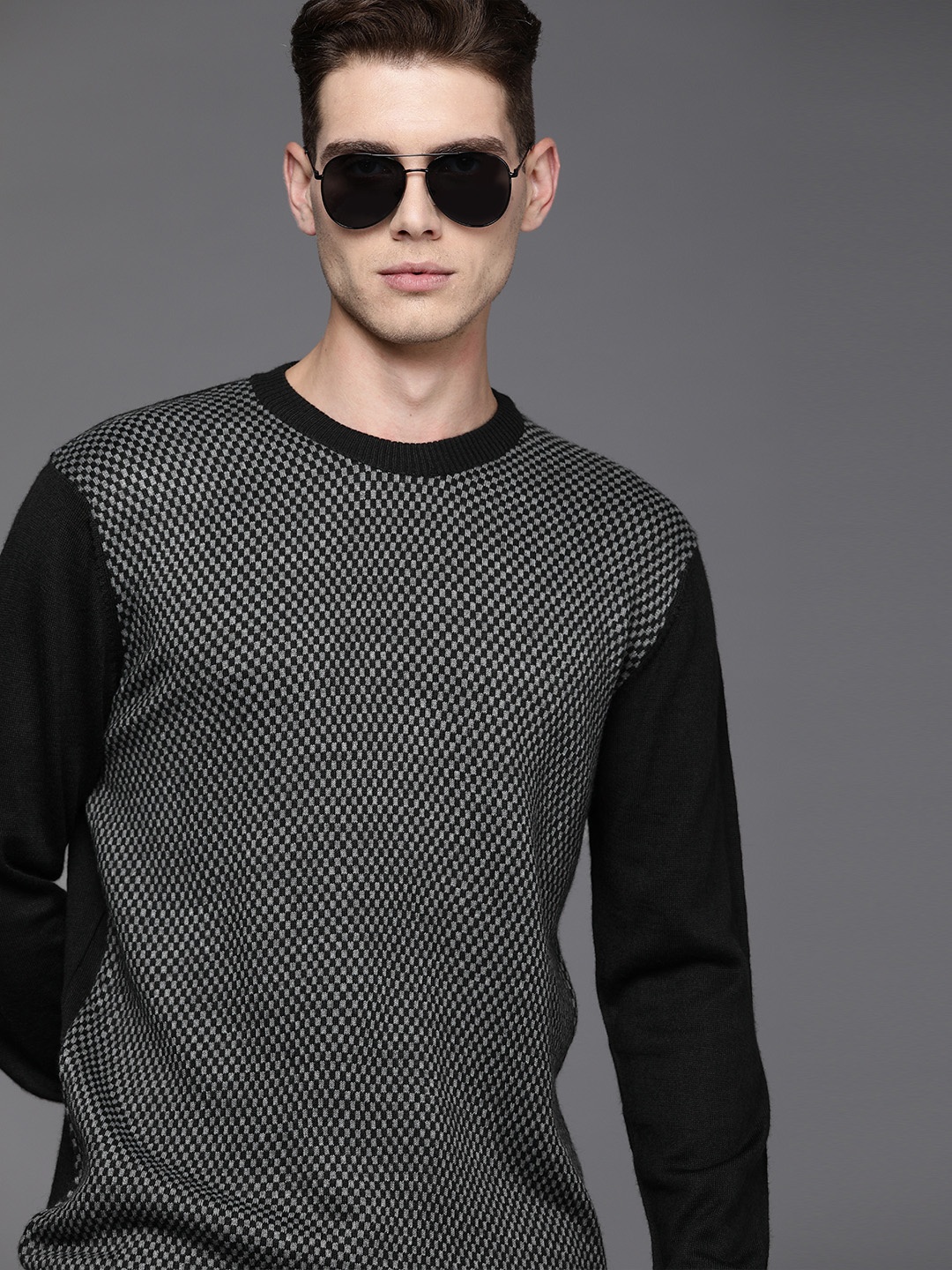 

Raymond Men Black & Grey Self-Design Checked Round-Neck Pullover Sweater
