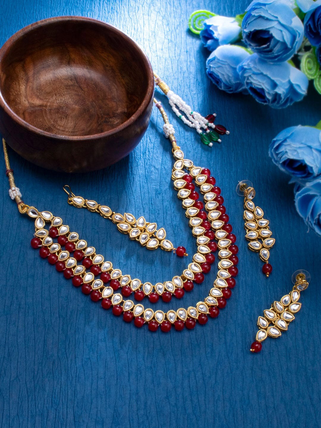 

Sukkhi Gold-Plated White & Maroon Kundan-Studded & Pearl Beaded Jewellery Set