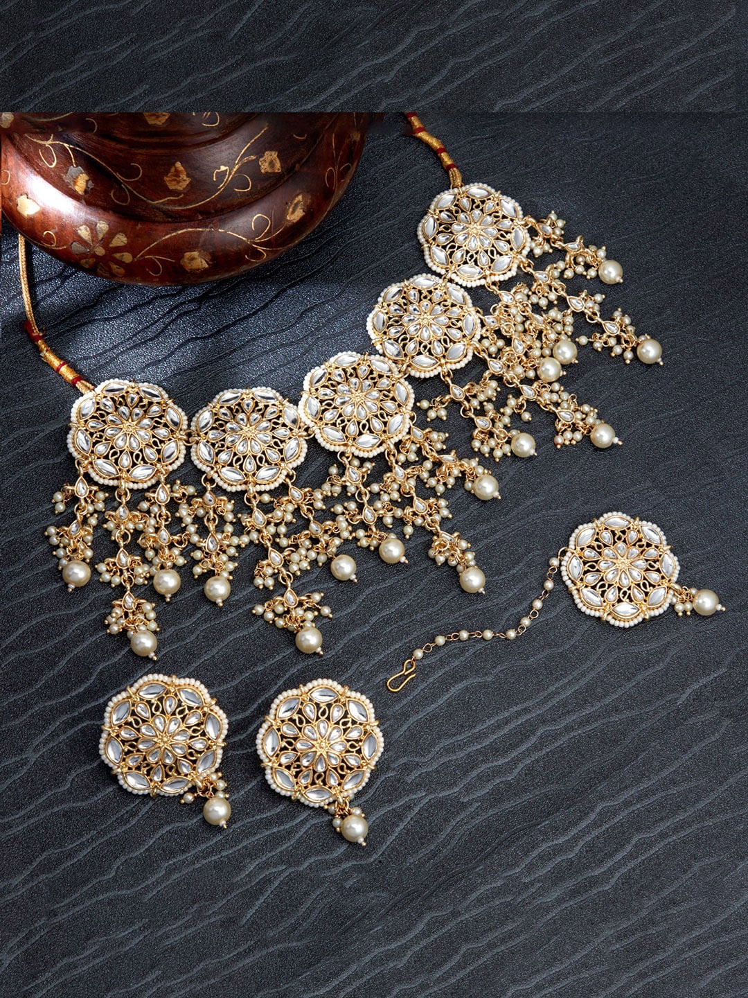 

Sukkhi Gold-Plated White Kundan Studded Jewellery Set