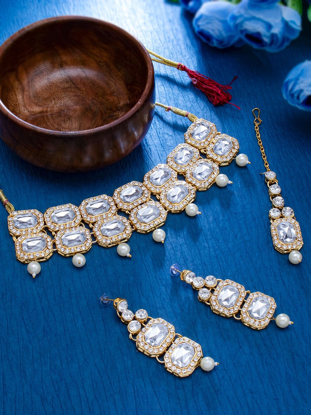 

Sukkhi Gold-Plated White Stone-Studded & Pearl Beaded Jewellery Set