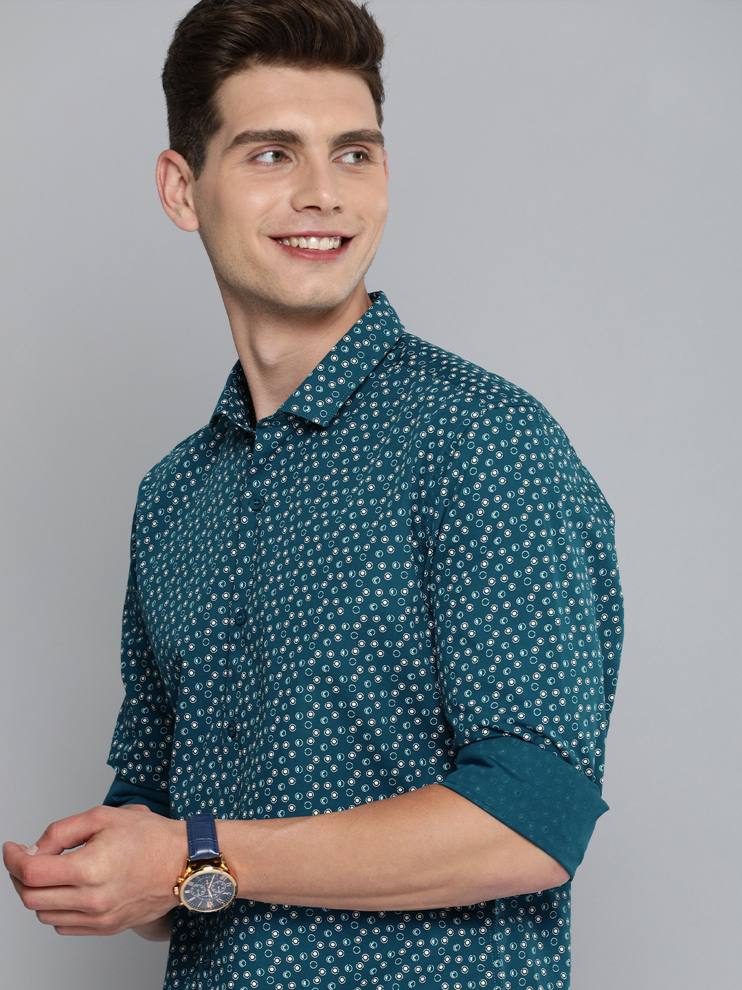 

Mast & Harbour Men Navy Blue And White Slim Fit Printed Pure Cotton Casual Shirt