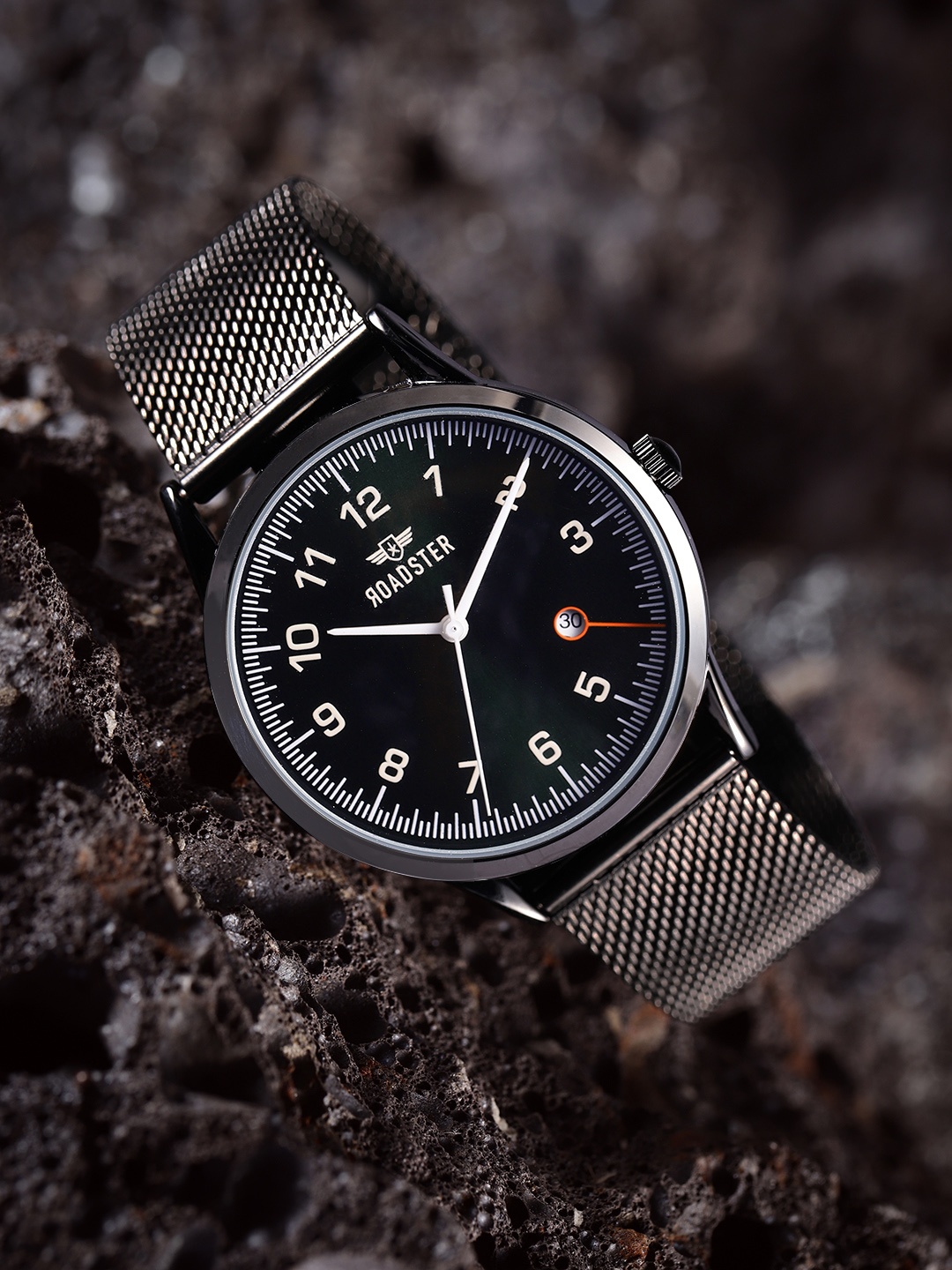 

The Roadster Lifestyle Co Men Green Dial & Gunmetal Toned Bracelet Straps Analogue Watch MFB-PN-W4039G