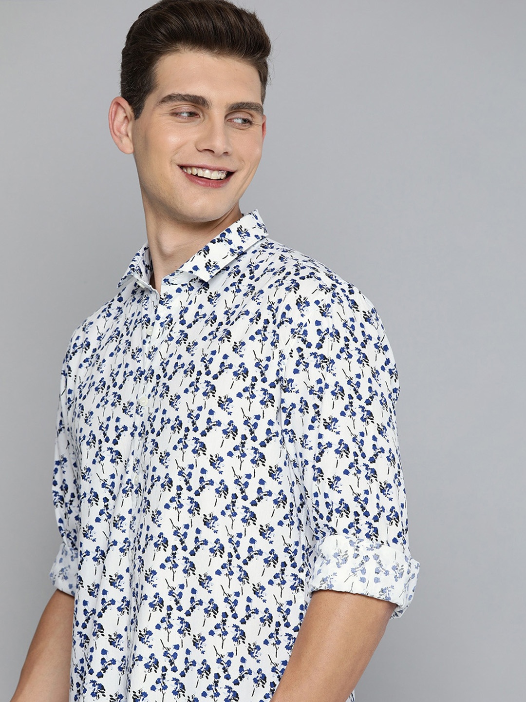 

Mast & Harbour Men White & Blue Regular Fit Floral Opaque Printed Pure Cotton Casual Shirt