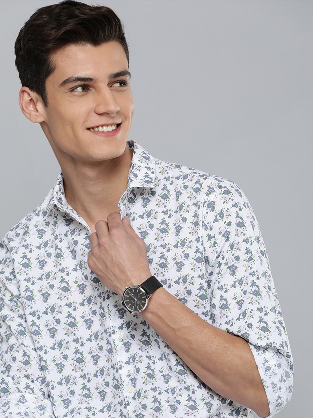 

Mast & Harbour Men White And Blue Slim Fit Floral Printed Pure Cotton Casual Shirt