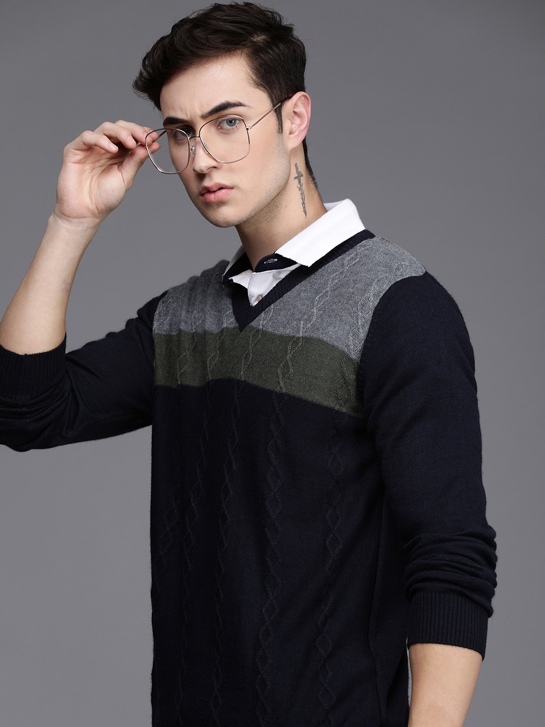 

Raymond Men Navy Blue & Grey Colourblocked V-Neck Long Sleeves Pullover Sweater