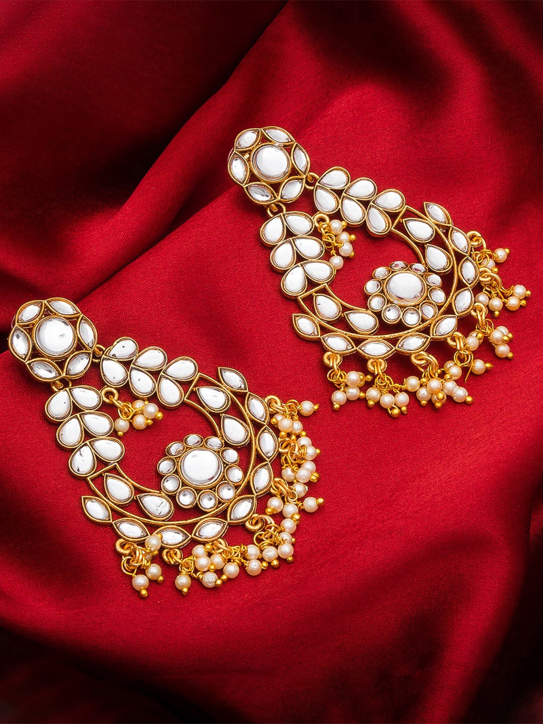 

aadita Gold-Toned & White Kundan Studded & Pearl Beaded Drop Earrings
