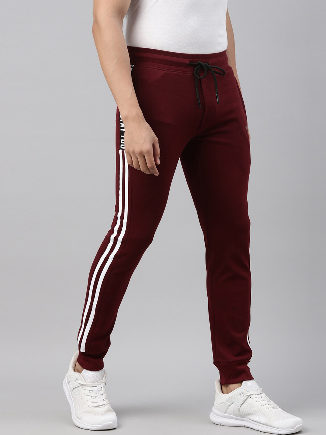 

Joven Men Burgundy Solid Cotton Joggers