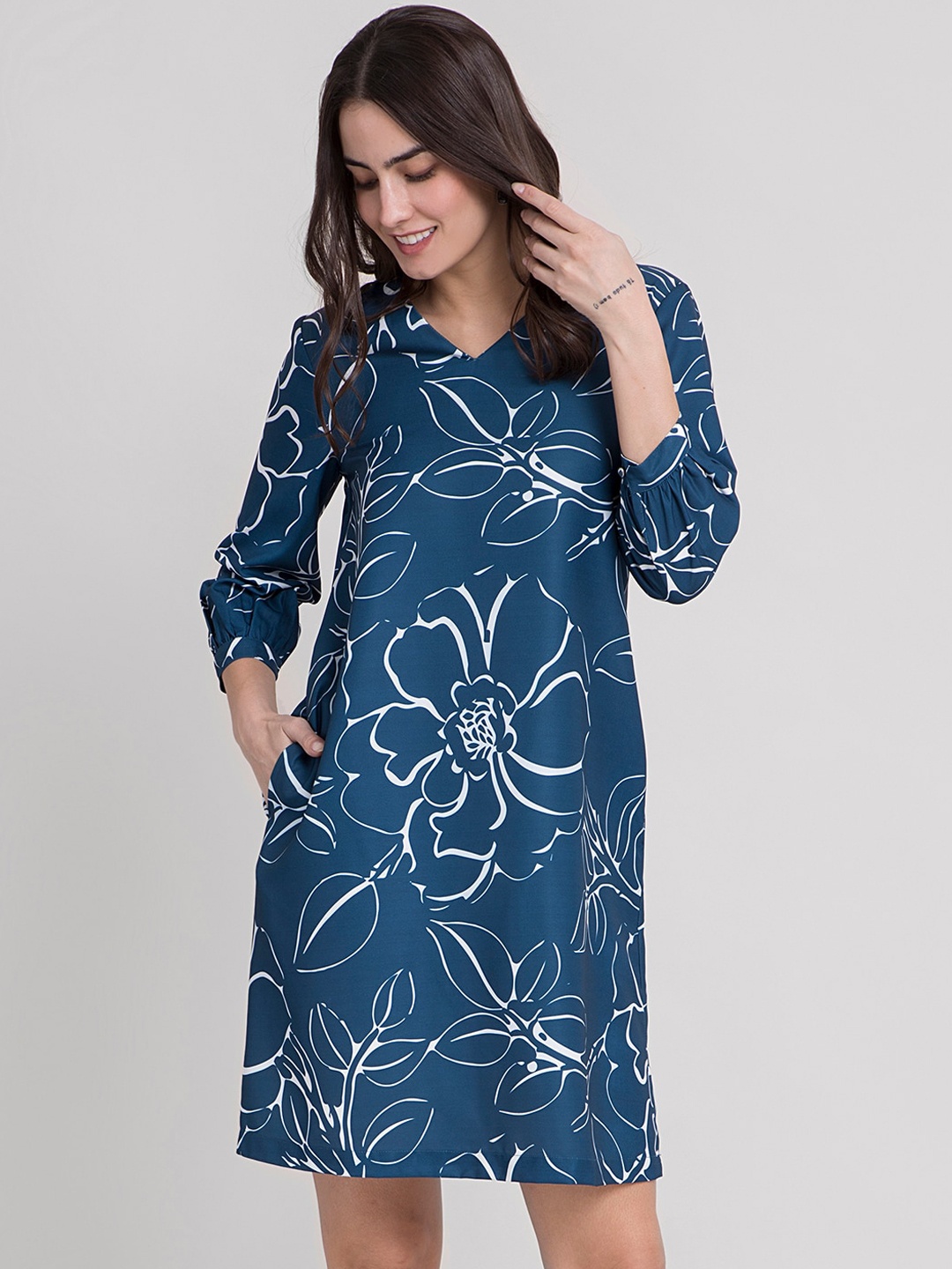 

FableStreet Teal Blue & White V-Neck Floral Shift Dress