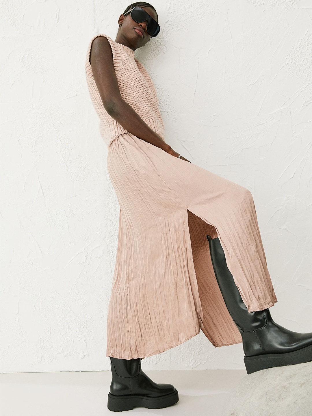 

H&M Women Beige Knitted Sweater Vest