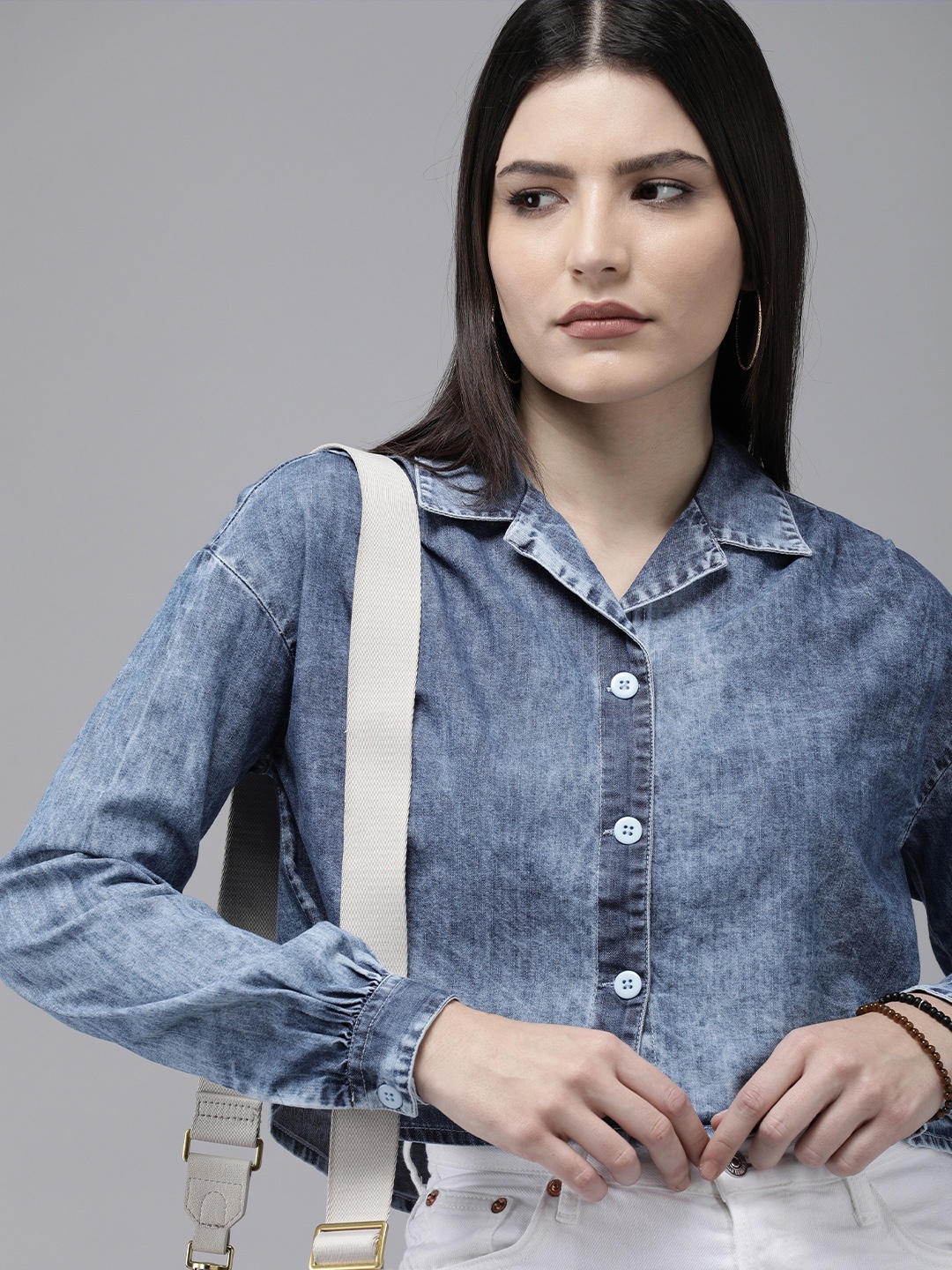 

The Roadster Lifestyle Co Women Blue Solid Casual Denim Cropped Shirt